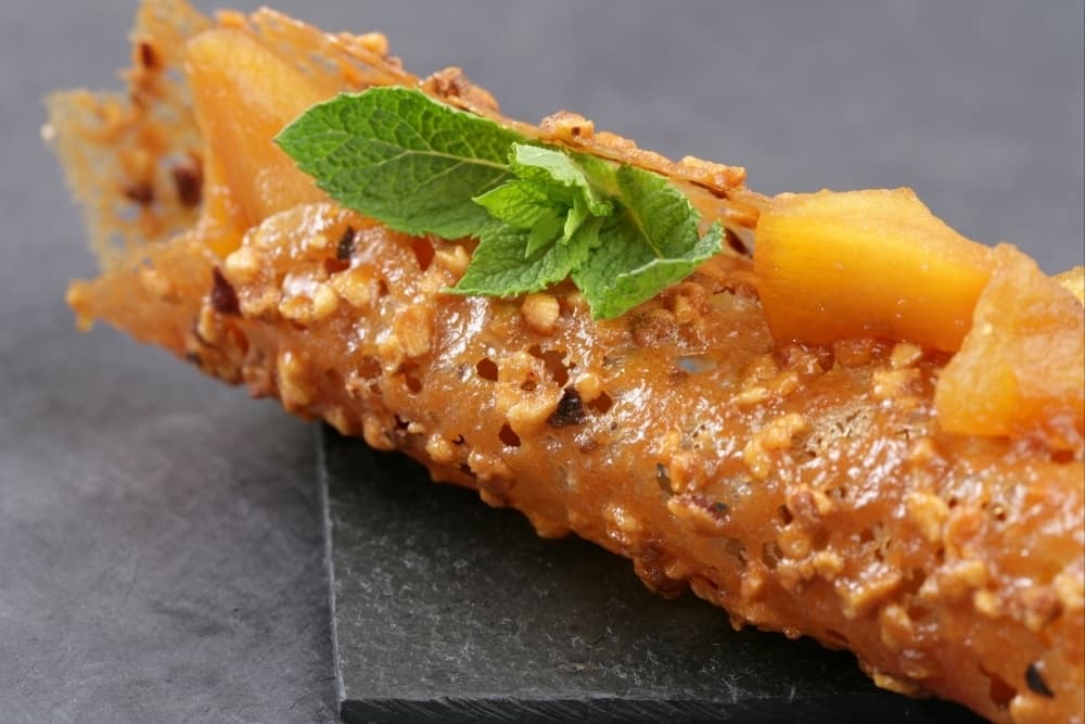 Compote de pommes au caramel, tuile aux amandes