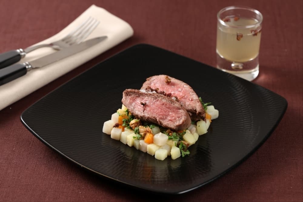 Pavé de boeuf au parfum de poivre exotique, mitonnée de légumes oubliés aux figues séchées