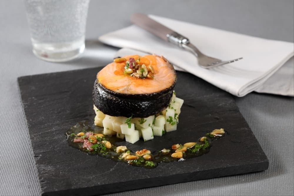 Tournedos de saumon rôti, céleri-rave braisé aux pommes, vinaigrette acidulée