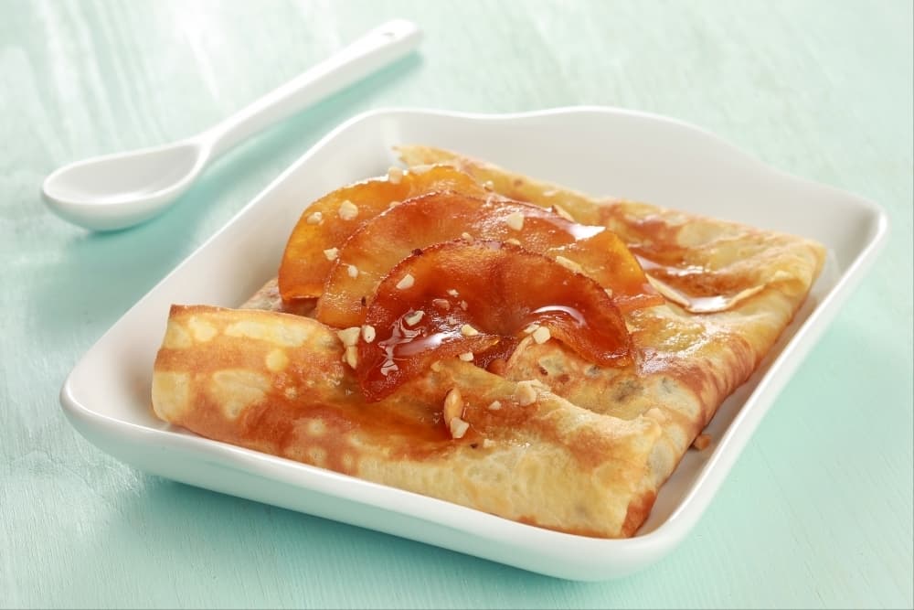 Crêpes aux pommes caramélisées et amandes hachées