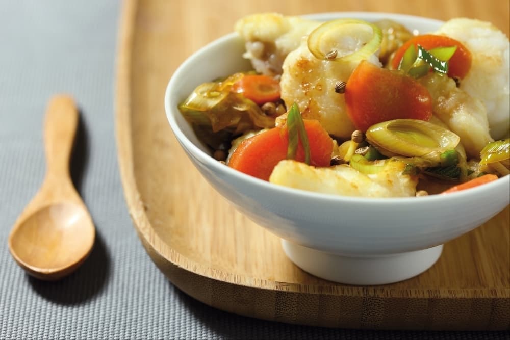 Wok de lotte à la bière, jeunes poireaux et carottes