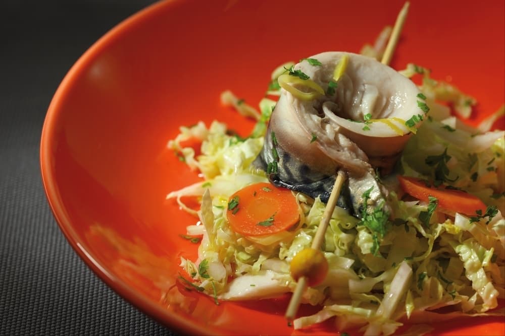 Filet de maquereau à la bière blanche, chou chinois en salade