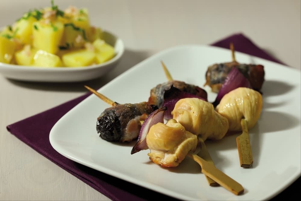 Brochette de volaille aux pruneaux caramélisée à la bière, salade de pommes de terre