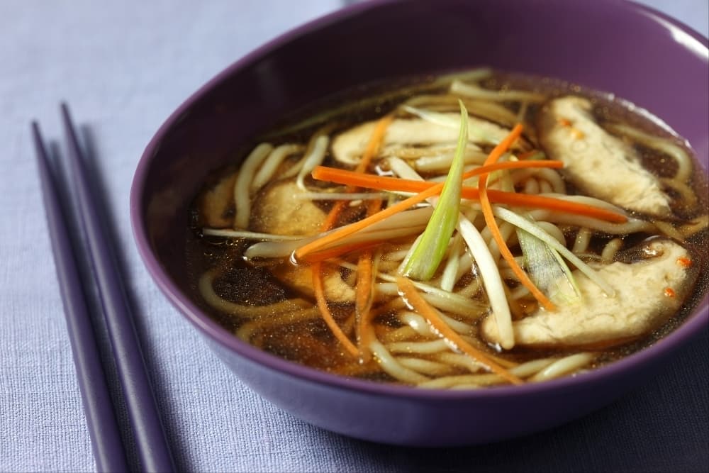 Soupe de pâtes au bouillon de légumes fumés