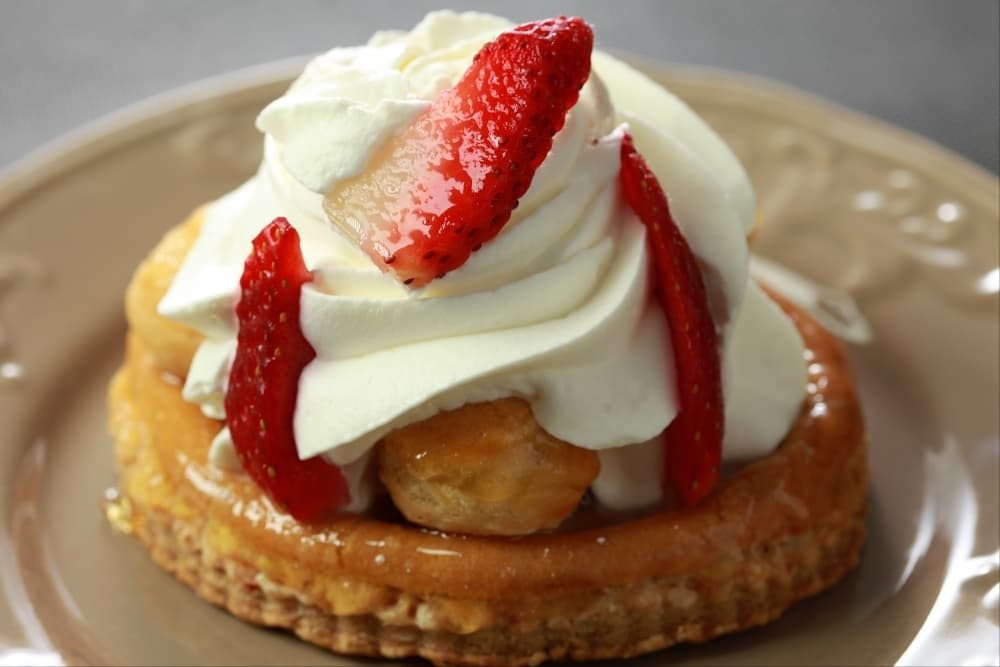 Saint-honoré chantilly fraise