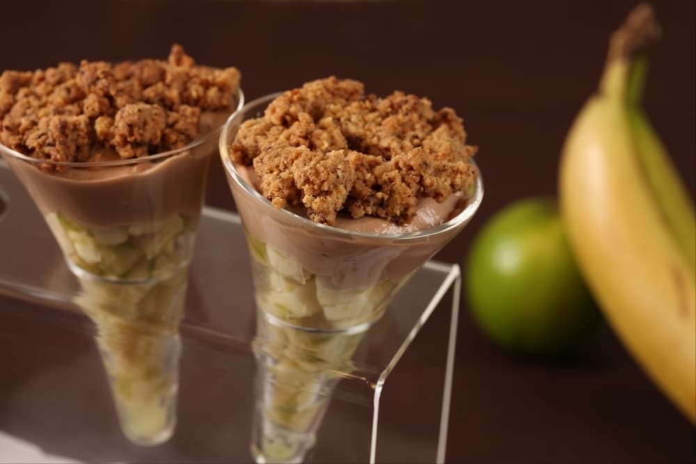 Verrine de banane au citron vert, mousseux chocolat au lait et crumble noisette