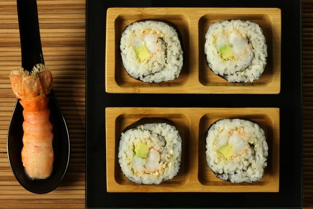 Maki de langoustines, avocat et sésame
