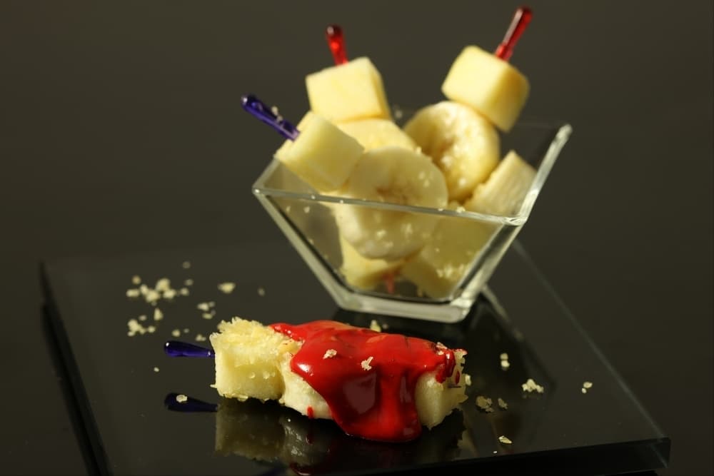 Brochettes de fruits pétillants enrobés de chocolat sanguin