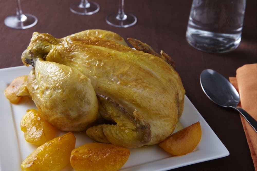Poulet jaune rôti aux pêches