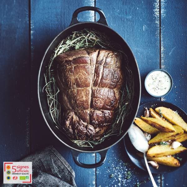Filet de Boeuf de Chalosse IGP fumé au Foin de Crau AOP, sauce au Bleu de Gex AOP et pommes de terre Pompadour Label Rouge confites 