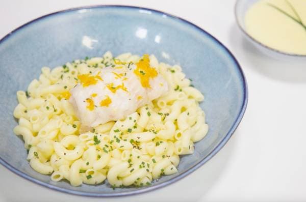 Aiglefin sauce à l’orange et coquillettes à la vapeur avec le micro-ondes Supreme Chef