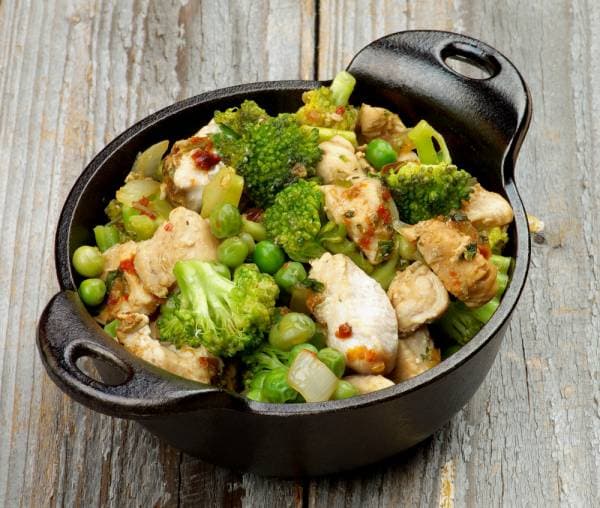 Aiguillettes de poulet au pain d'épice, cocotte de légumes aux pignons de pin