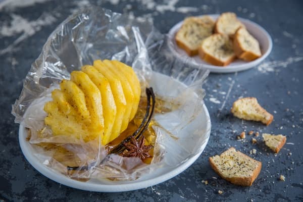 Ananas au rhum vanillé, mini cakes au citron et pavot