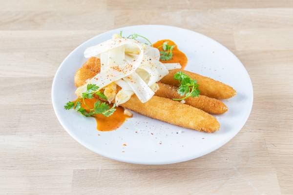 Asperges blanches panées, sauce américaine 