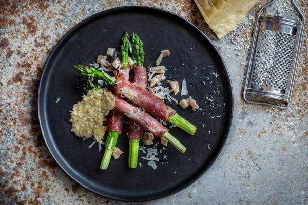 Salade d'asperges grillées, jambon de parme et truite fumée