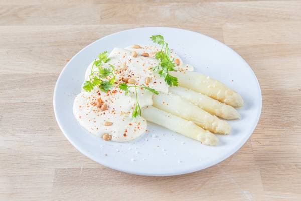 Asperges blanches et sauce hollandaise au piment d'Espelette