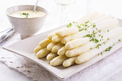 Asperges blanches fondantes et sauce hollandaise