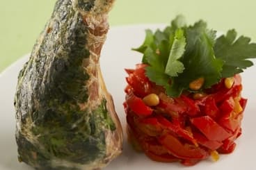 Carré d'agneau rôti à l'ail, compotée de poivrons rouges