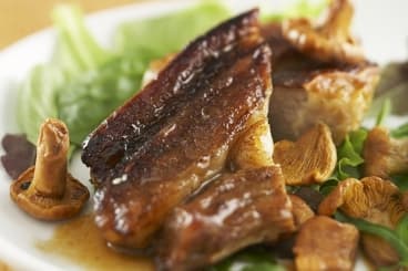 Tendron de veau au jus aillé et girolles poêlées
