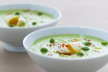 Crème de petits pois à l'échalote, oeuf de caille poché