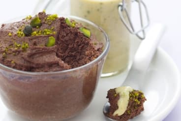 Mousse pur chocolat, crème anglaise à la pistache