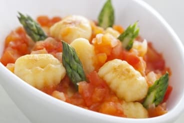 Gnocchis de pommes de terre et asperges, concassée de tomates