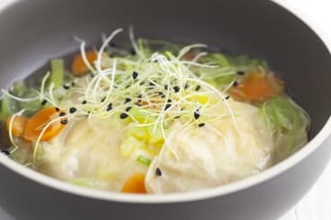 Ravioles de chèvre frais au paprika, bouillon de légumes