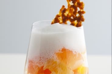 Nage d'agrumes, émulsion de champagne, tuile géante aux amandes