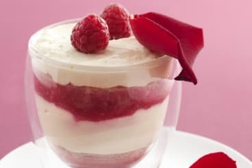 Tiramisu framboises et pétales de rose