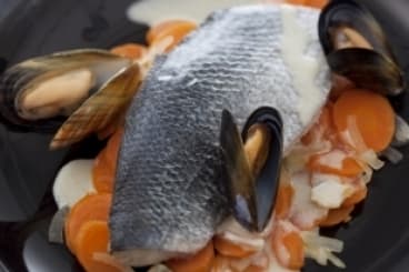 Pavé de bar au jus de coquillages, carottes et oignons des Cévennes