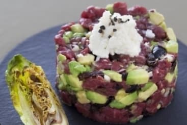 Tartare de boeuf à la brousse, coeurs de sucrine poêlés