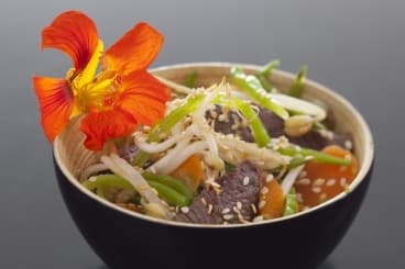 Wok de boeuf au sésame, légumes de saison