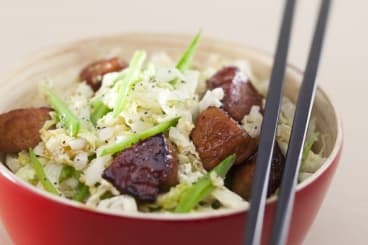 Sauté de porc au miel et soja, chou chinois et pois gourmands