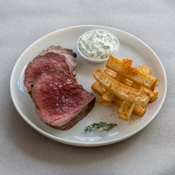 Rôti de bœuf, frites de panais au paprika, sauce crème