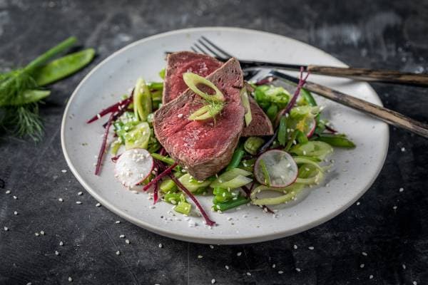 Pièce du boucher, légumes du moment et jus de betterave