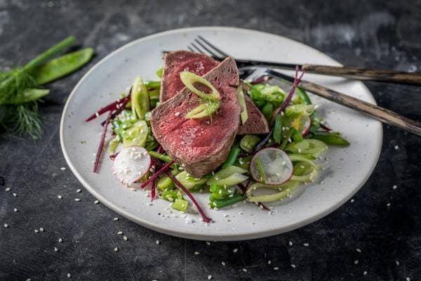 Pavé de boeuf piqué au thym, étuvée de légumes verts à l'huile de noix