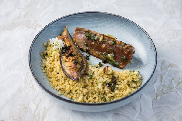 Bonite marinée et grillée, aurbergine et semoule fine aux herbes
