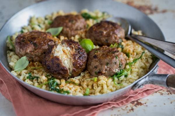 Boulettes de boeuf moelleuses, coeur de mozza et coquillettes à la roquette