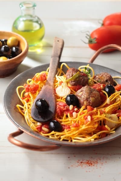 Boulettes de bœuf aux olives noires, spaghettis aux tomates fraîches et origan