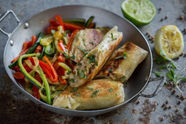Briouate de poulet, sauté de poivrons rouges