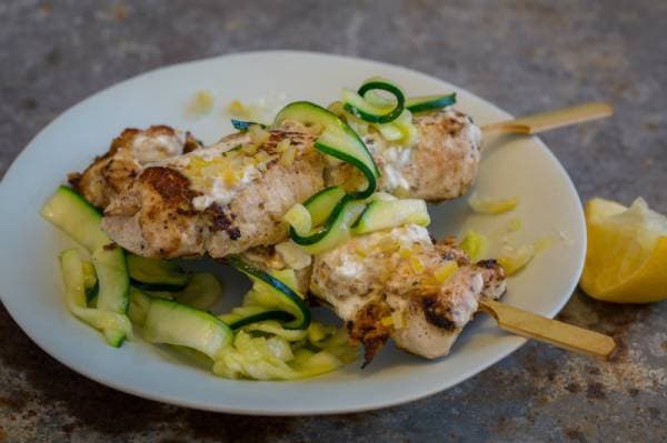 Brochette de poulet au citron confit et tagliatelles de courgettes