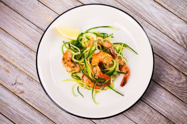 Brochettes de gambas en croûte de sel de Guérande, julienne de courgettes à la vinaigrette acidulée