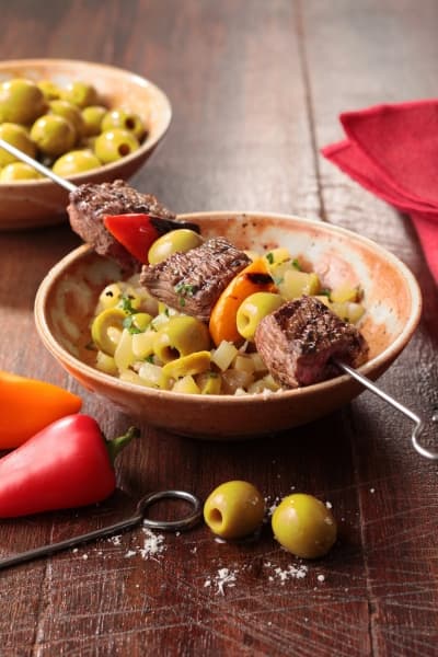 Brochettes de boeuf, condiment aux olives noires et  riviera de pommes de terre