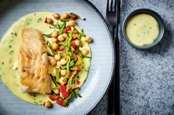 Pavé de cabillaud vapeur sauce hollandaise et petits légumes sautés