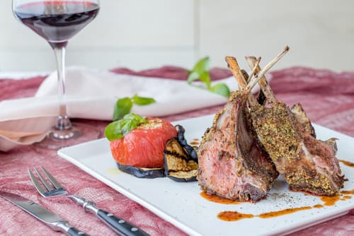 Carré d'agneau en persillade,  jus d'agneau,  légumes oubliés glacés