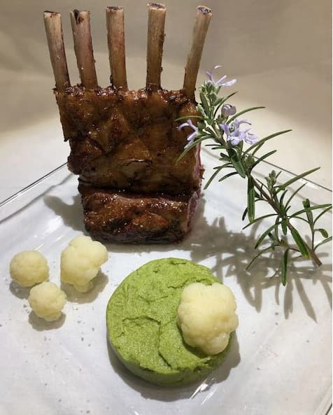 Carré d'agneau rôti ail et thym,mousseline de brocolis.