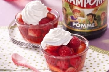 Nage de fraises au Champomy, chantilly à la vanille