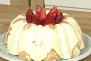 Charlotte à la rhubarbe et à la fraise