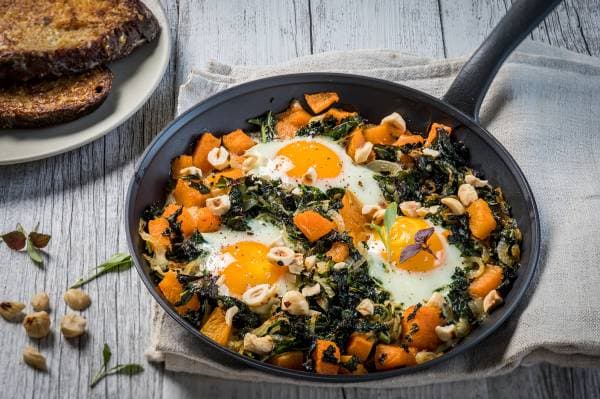 Poelée de chou kale, potimarron, noisettes et oeufs au plat
