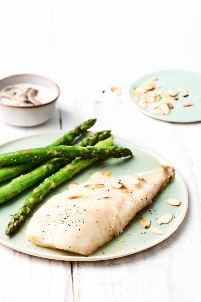 Filet de turbot, asperges aux amandes, sauce crémeuse aux champignons